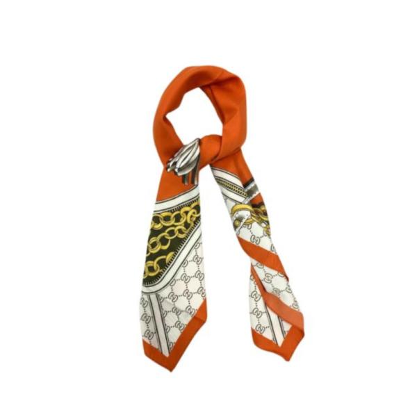 BANDANA 90x90 CON ESTAMPADO DE CADENAS CON BORLAS NARANJA