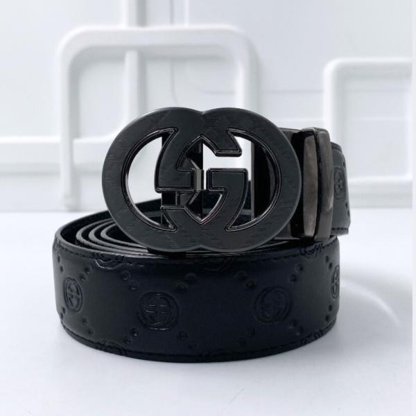 Faja Negro/Labrada Marca Gucci Hebilla Dorada Placa Negra Logo Dorado Estampado Pequeño
