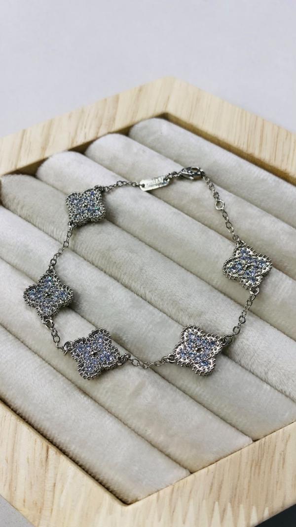 Pulsera De Acero Van Cleef & Arpels Diseño Trebol Grande Y Piedras Plateado