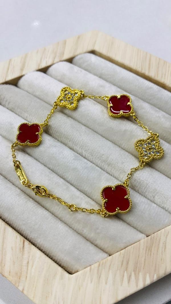 Pulsera De Acero Van Cleef & Arpels Diseño Trebol Grande Y Piedras Rojo/Dorado