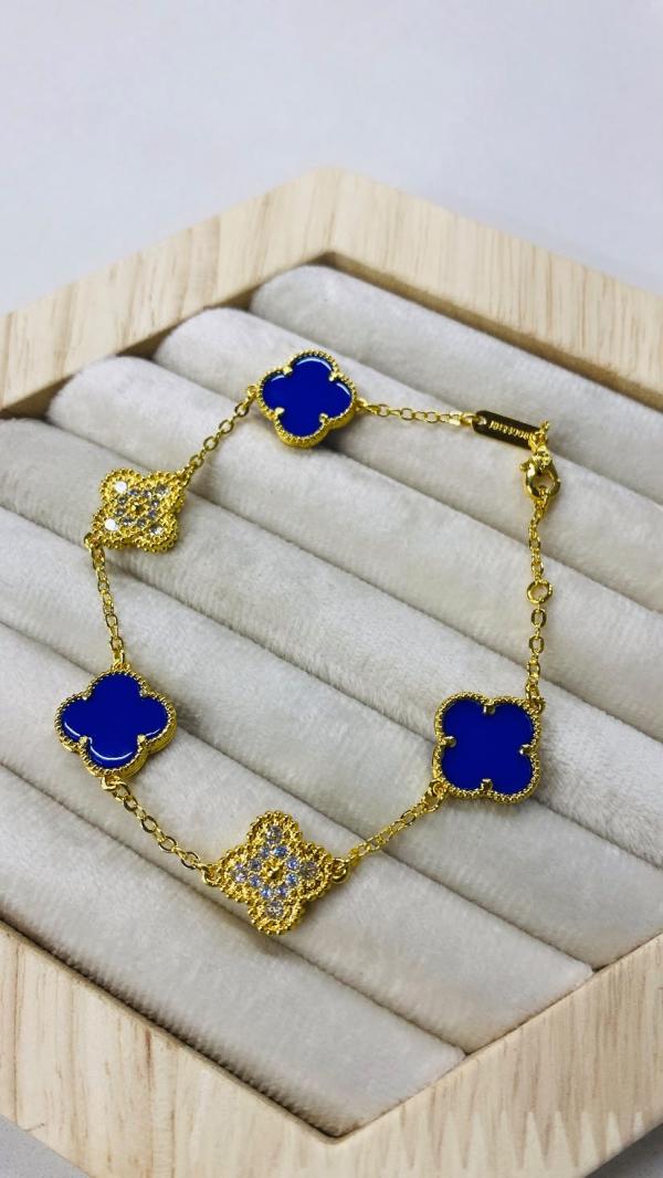 Pulsera De Acero Van Cleef & Arpels Diseño Trebol Grande Y Piedras Azul/Dorado