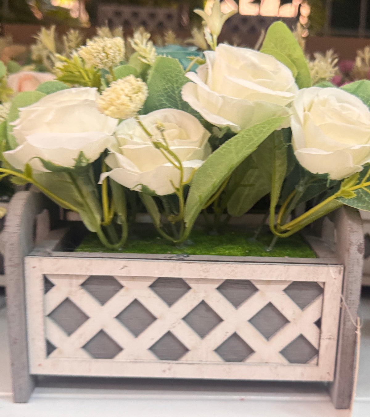 🌸 Planta Artificial con Rosas Blancas con Eucalipto en Caja de Madera Tipo Celosía Gris y Blanca - foto real 1