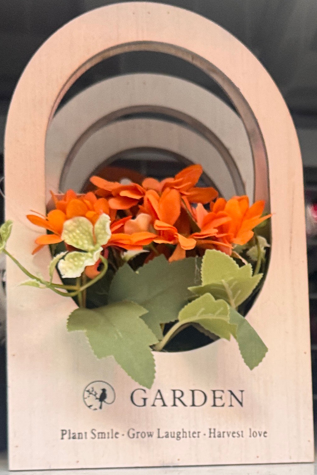 🌸 Planta Artificial con Flores Naranjas en Canasta de Madera con Arco · JL-41 - foto real 1