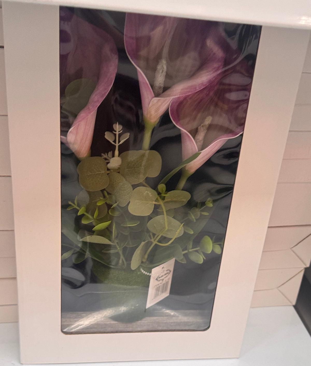 🌸 Planta Artificial con Calas Moradas y Eucalipto en Caja Blanca con Ventana - foto real 1