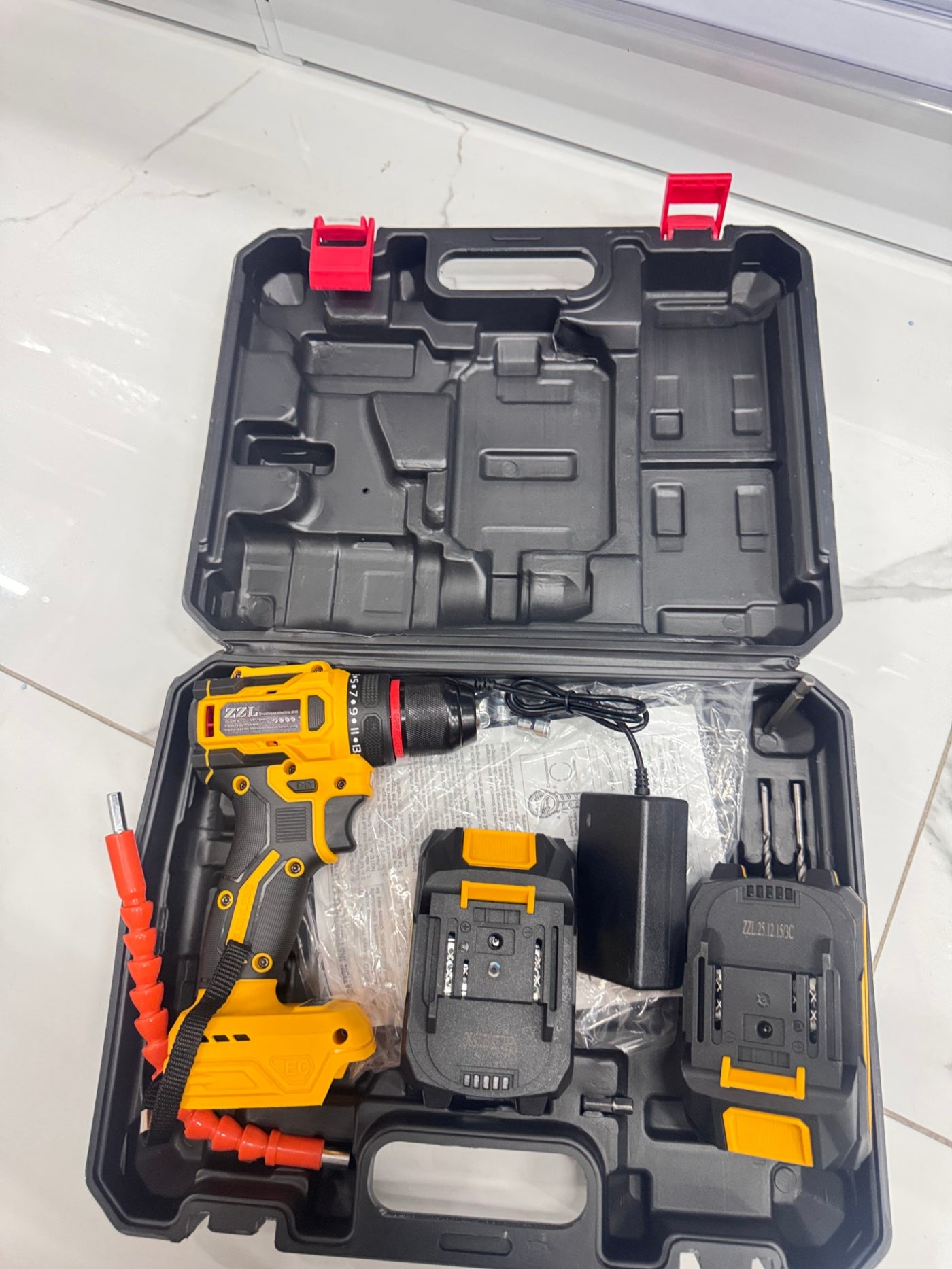 Taladro inalámbrico ZZL 12V brushless con maletín, 2 baterías, cargador y brocas — contenido real