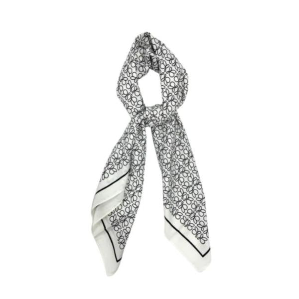BANDANA 90x90 CON ESTAMPADO MARCA LOEWE BLANCO