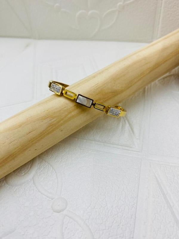 Brazalete Rigido Dorado Modelo T000677520