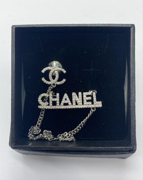 Prendedor  Marca Chanel Diseño Cadena Plateado