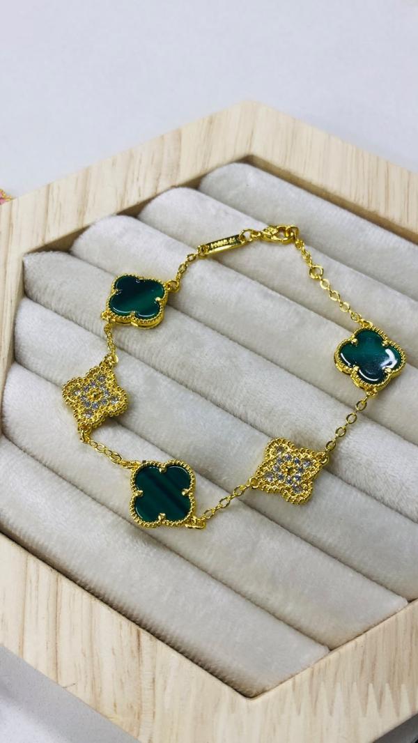 Pulsera De Acero Van Cleef & Arpels Diseño Trebol Grande Y Piedras Verde/Dorado