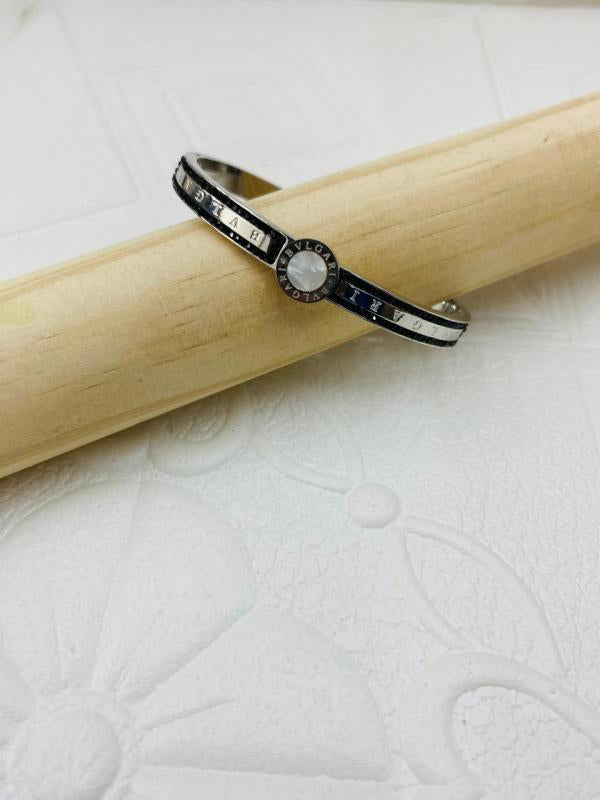 Pulsera De Acero Rigida Bvlgari Diseño Piedras Negras Plateado