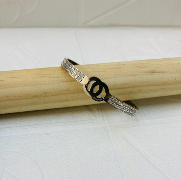 Pulsera De Acero Rigida Chanel  Diseño Chanel Grande Con Perlas Plateado