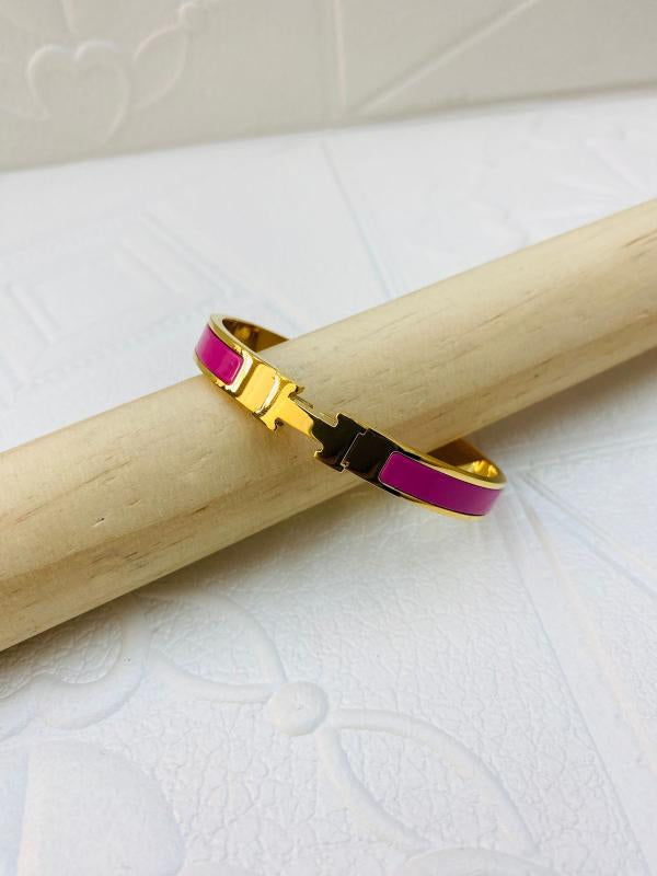 Pulsera De Acero Rigida Hermes Dorada Diseño H Fucsia