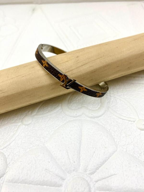 Pulsera De Acero Rigida Louis Vuitton Diseño Lv/Cafe Plateado