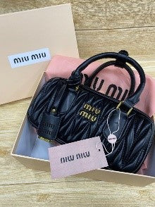 BOLSO MANO DISEÑO ARCADIE MIU MIU (Colores Varios) NEGRO