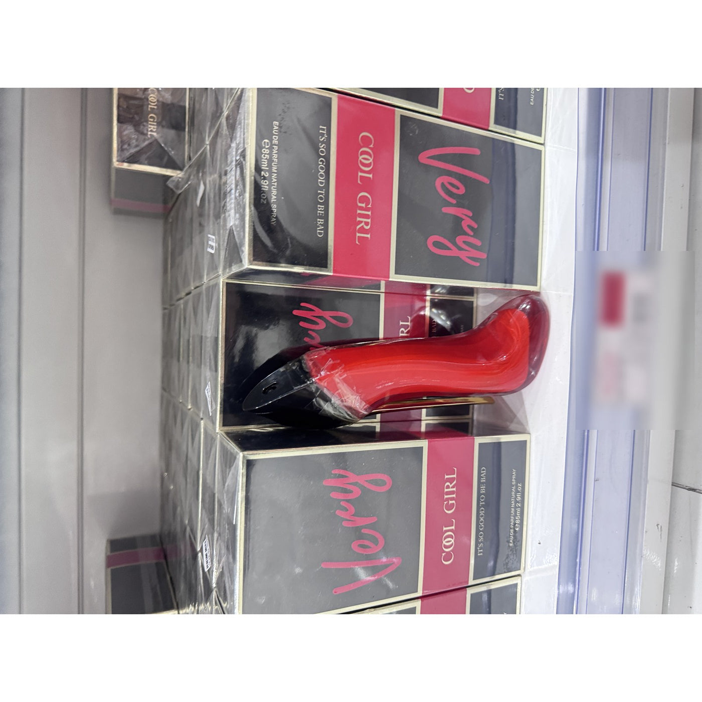 Perfume VERY COOL GIRL Eau de Parfum 85ml Frasco Tacón Rojo