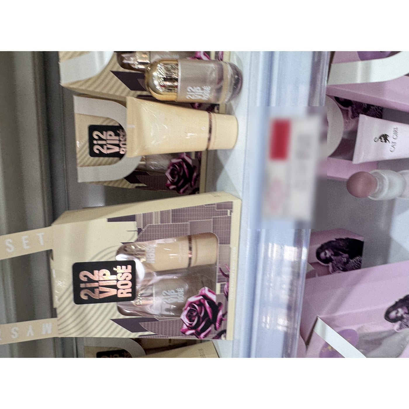 Perfume Set para Dama con Crema Corporal Caja Beige con Rosas Moradas