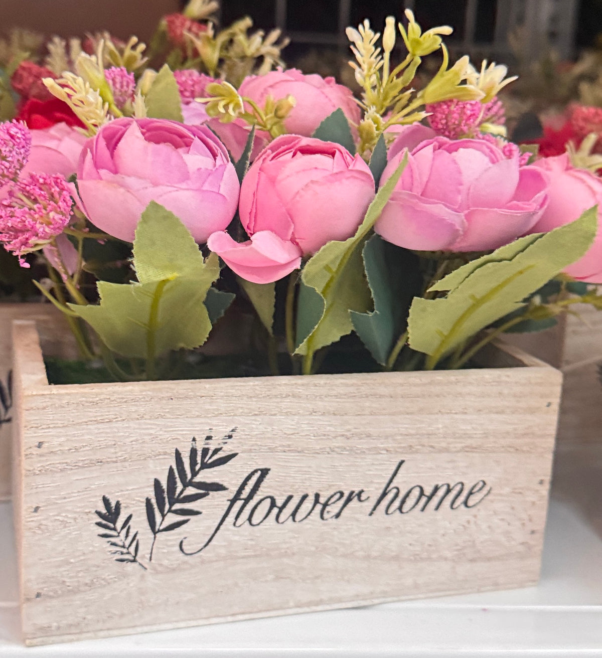 🌸 Ramo de Ranúnculos Rosados Artificiales en Caja de Madera Clara · Planta Artificial - foto real 1