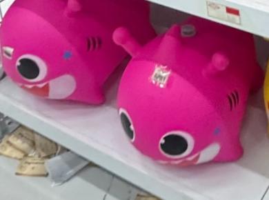 Tiburón inflable rosa, foto real de stock Innovazone